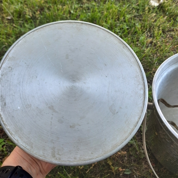 Vintage MCM Italian hammered aluminum silver metal ice bucket with tongs - Picture 7 of 15
